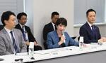 　ＡＩ戦略会議であいさつする高市経済安保相（中央）＝２２日午後、東京都千代田区