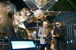 　宇宙科学博物館「コスモアイル羽咋」でスマートフォンアプリを楽しむ「ムー」の三上丈晴編集長（右）＝９日午後、石川県羽咋市