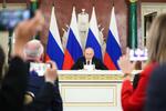 　１１日、モスクワで記者発表するロシアのプーチン大統領（タス＝共同）