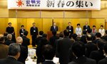 鳥取総支部の顔ぶれを紹介し、意気込みを語る銀杏代表（中央奥）＝１日、鳥取市末広温泉町の白兎会館