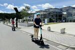 　福井県おおい町の観光エリア周辺を走る電動キックボード＝２０２４年（同町提供）