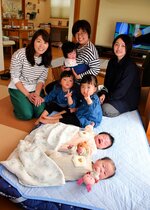 月１回開かれる多胎児の会「ふたご＆みつごの会」。多胎児の母親にとって大切なコミュニティーとなっている（後列中央が中野さん）＝３月２５日、倉吉市内