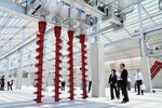  プラントに設置された巨大なスクリューなどの設備に見入る関係者ら＝１９日、琴浦町笠見 
