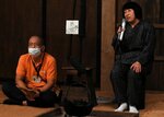 方言混じりに民話を語る語り部（右）と解説を務めた福代さん＝２０日、鳥取市東町２丁目の県立博物館