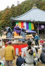 　節分を前に補陀洛山寺で行われた豆まき＝２７日午後、和歌山県那智勝浦町