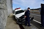 タイヤが側溝に落ちて走行できなくなったパトカー＝２２日、鳥取市気高町会下