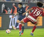 　デュッセルドルフ戦の後半、競り合うボーフムの浅野（左）＝デュッセルドルフ（共同）