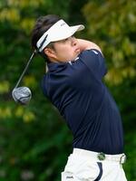 　第１日、１１番でティーショットを放つ今野大喜。３アンダーで首位＝名古屋ＧＣ和合