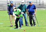 ホールポストを狙いクラブを振るう参加者＝４日、米子市安倍のオールガイナーレＹＡＪＩＮスタジアム