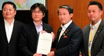 舞立氏（左から２人目）に要望書を手渡す平井知事（同３人目）＝２４日、東京・霞が関の農林水産省