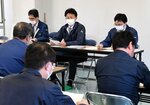 処理手数料の値上げについて、収集業者に経緯を説明する職員（奥）ら＝１２日、倉吉市巌城のほうきリサイクルセンター