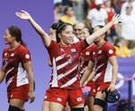 　ブラジルに勝利し歓声に応える梶木＝パリ郊外（共同）