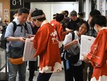 米子駅での記念品配布