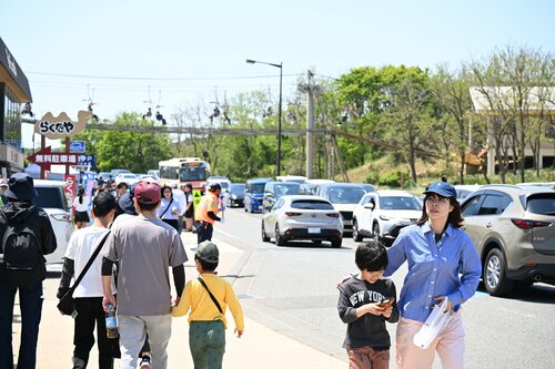大型連休後半に入り、にぎわう鳥取市の鳥取砂丘＝３日午前