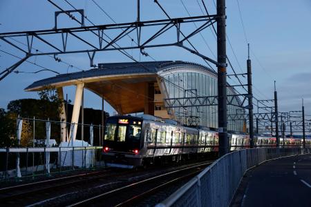 　尼崎ＪＲ脱線事故の現場に整備された「祈りの杜」の横を通過する電車＝２４日夕、兵庫県尼崎市