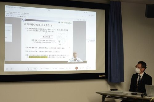 オンラインで健康経営の取り組みについて講演する瀧川社長＝１５日、鳥取市扇町の県民ふれあい会館