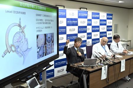 　ｉＰＳ細胞を使ったパーキンソン病の治験について説明する、京都大の高橋淳教授（左）ら＝８日、京都市左京区