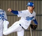 　ブルペンで投球練習する中日・高橋宏＝北谷