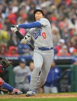 　フィリーズ戦の３回、空振り三振に倒れたドジャース・大谷＝フィラデルフィア（共同）