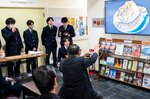 スクリーンに月山富田城のＣＧ画像を映し出す生徒