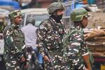 　１日、係争地カシミール地方のインド側支配地域で警備するインドの治安部隊員（ＡＰ＝共同）