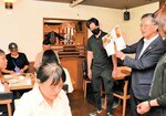 自社の商品について説明する担当者（右）＝１２日、米子市上福原のフォレスタ