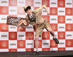　授賞式に出席した小島よしお＝９日、東京都港区