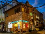 　明かりがともる松山市のニュー道後ミュージック＝２０２４年１１月（撮影・藤井保政）
