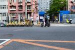 　車が暴走し負傷者が出たとみられる北京市海淀区の小学校付近＝１５日（共同）