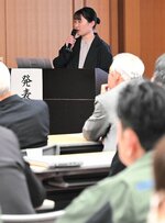 参加者らの前で自身の研究について発表する学生＝２０日、鳥取市本町３丁目の鳥取商工会議所