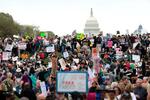 　トランプ米大統領や実業家マスク氏に対する抗議集会に参加する人々＝５日、ワシントン（ゲッティ＝共同）