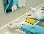 　黒カビの対処法。カビ取り剤をパッキンに吹き付け、こより状にしたティッシュを置いて浸透させる