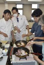 工藤英良さん（左から２人目）の指導の下、勉強会で調理する参加者ら＝７月、鳥取県琴浦町