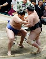 　大相撲夏場所１３日目、琴桜（右）を寄り切りで破り優勝を決めた大の里。横綱昇進を確実にした＝２３日、東京・両国国技館