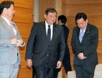 　閣議に臨む石破首相（中央）＝９日午前、首相官邸
