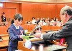 表彰を受ける児童