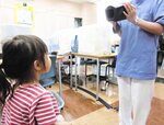 目の屈折検査の様子。５～１０秒程度で測定が終わり、
異常かどうか自動的に判定される（日本眼科医会提供）