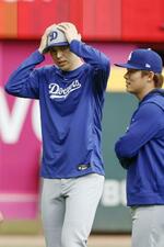 　山本（右）と言葉を交わすドジャース・佐々木＝４日、アトランタ