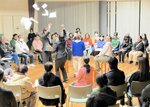 全方向が客席の舞台で熱演する出演者ら