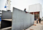 重さ約１０㌧の鉄製作品「ＦＣＳ」の設置作業を行う関係者＝４日、倉吉市秋喜の丸十