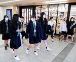 ＪＲ米子駅の「がいなロード」を探索する高校生たち