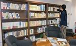 「読書室」にそろえられた詩人永瀬清子さんの作品やハンセン病文学全集などの書籍。２０２５年５月