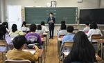 　東京都内の小学校で全国学力テストに臨む児童たち＝１７日午前（代表撮影）
