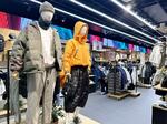 　ショッピングモールの冬物衣料売り場＝２０２４年１１月、タイ・バンコク（共同）