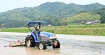 農繁期を控え、田んぼで代かきを行うコメ農家＝２１日、八頭町水口