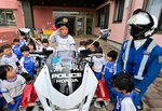 白バイにまたがる園児