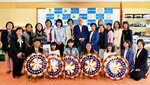 しゃんしゃん傘を贈った児童らと記念撮影する鳥取商議所女性会の会員ら