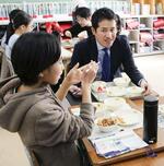 　児童と一緒に給食を食べる中村有希さん（手前右）＝２月、岐阜市