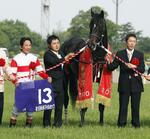 　２０１０年、ＮＨＫマイルカップで優勝し、記念写真に納まるダノンシャンティと安藤勝己騎手（左端）ら＝東京競馬場