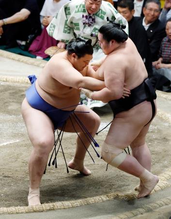 　大相撲夏場所１３日目、琴桜（右）を寄り切りで破り優勝を決めた大の里。横綱昇進を確実にした＝２３日、東京・両国国技館